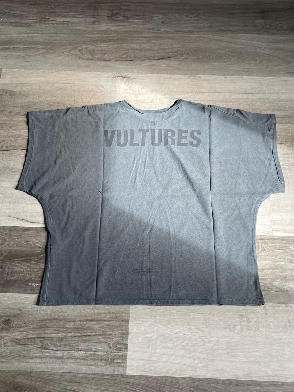 Yeezy VULTURES Short-Sleeve Graphic Tee — Gray